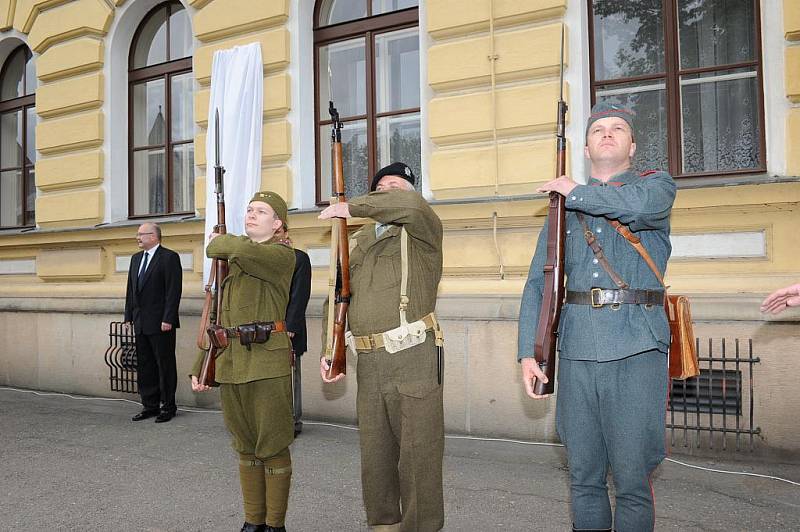 Tradiční Den záchranářů začal letos netradičně – odhalením pamětní desky hrdinovi kolínského protinacistického odboje, brigádnímu generálovi Antonínu Pavlíkovi, diviznímu generálovi in memoriam na budově Okresního soudu. 