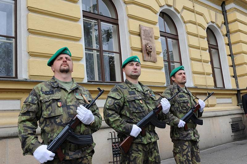 Tradiční Den záchranářů začal letos netradičně – odhalením pamětní desky hrdinovi kolínského protinacistického odboje, brigádnímu generálovi Antonínu Pavlíkovi, diviznímu generálovi in memoriam na budově Okresního soudu. 