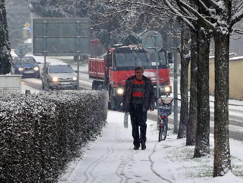 Sníh potrápil řidiče na Kolínsku