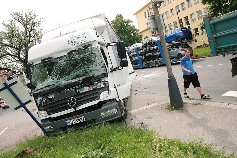 Dopravní nehoda v Havlíčkově ulici v Kolíně.