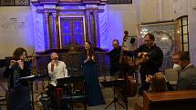 Festival Rosa Bohemica v kolínské synagoze: z vystoupení souboru Plaisirs de Musique se zpěvačkou Eliškou Tesařovou.