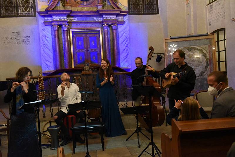 Festival Rosa Bohemica v kolínské synagoze: z vystoupení souboru Plaisirs de Musique se zpěvačkou Eliškou Tesařovou.