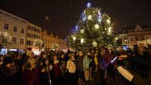 Na Karlově náměstí se navzdory sněžení rozzářila druhá adventní svíčka.