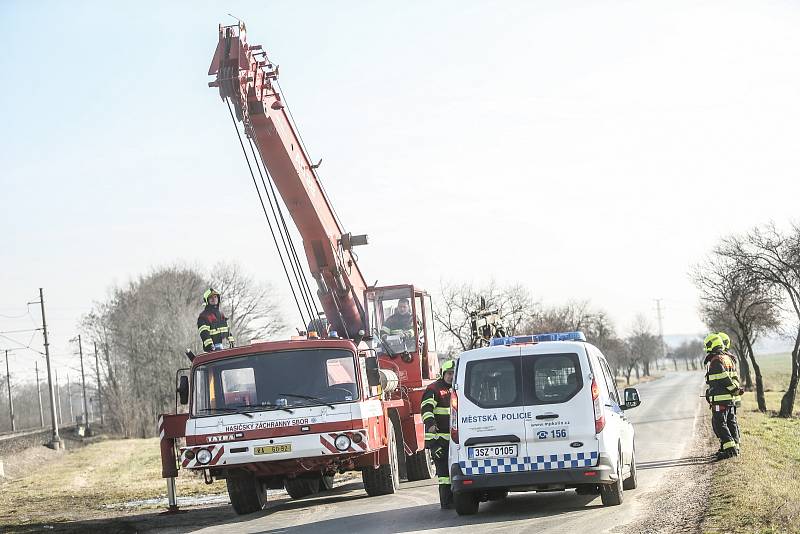 Do auta odstaveného na kolejích vrazil nad ránem v neděli 9. února u Starého Kolína vlak