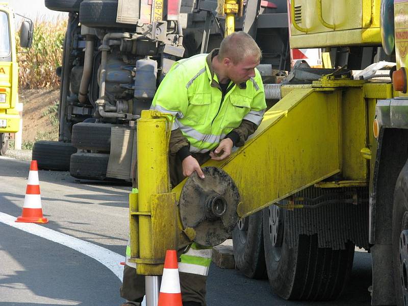 Dopravní nehoda poblíž nového kruhového objezdu na odbočce z Kolína na Novou Ves I