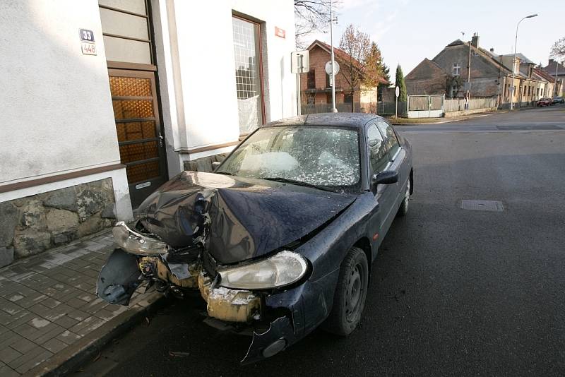 Dopravní nehoda na křižovatce Okružní a Veltrubská.