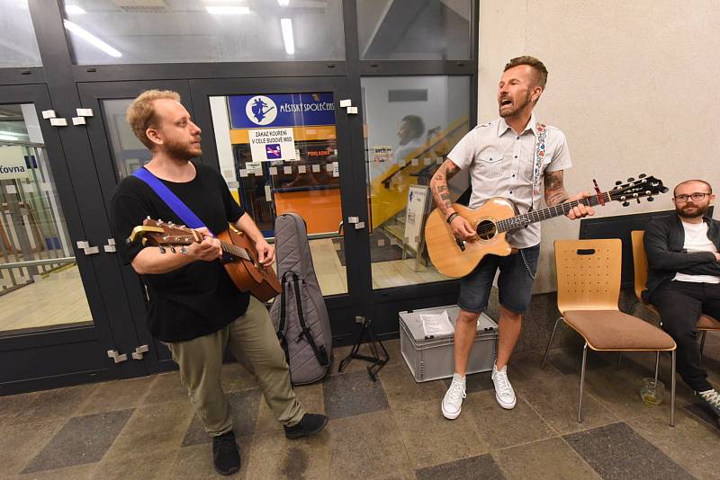 Hudební projekt Na pivo s Láskou v průchodu kolínského společenského domu.