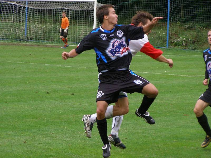 Z fotbalového utkání Ondrášovka cupu FC Velim - SK Kladno (1:0)