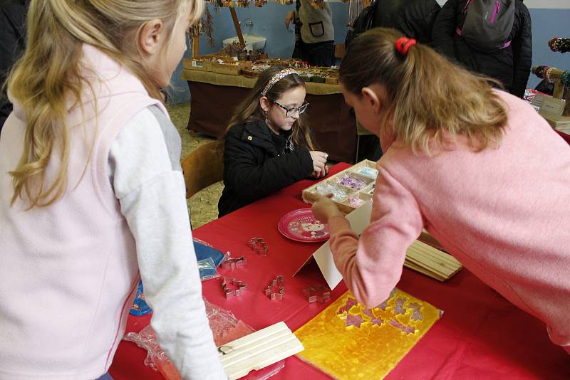 Již 9. ročník adventního jarmarku a festivalu kreativních dílen Andělské zvonění se uskutečnil v budově českobrodského gymnázia.