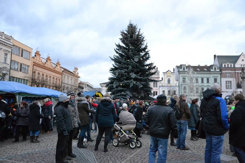 Kolíňáci zaplnili náměstí, aby se podívali na slavnostní rozsvícení vánočního stromu.