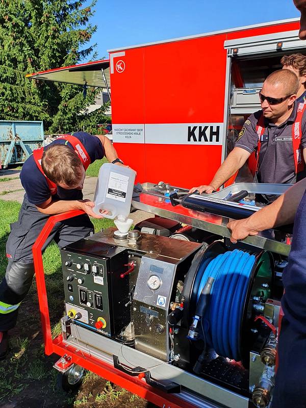 Kolínští profesionální hasiči mají nově ve vybavení kontejner kombinovaného hašení.