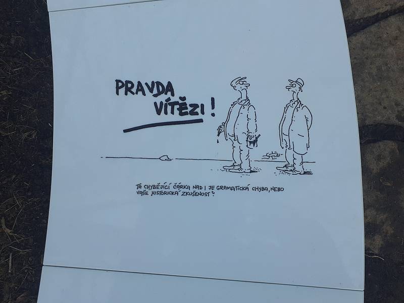 Pečky vytvořily svému rodákovi, kreslíři Vladimíru Renčínovi, jeho lavičku, nově po něm pojmenovali i malé náměstí.