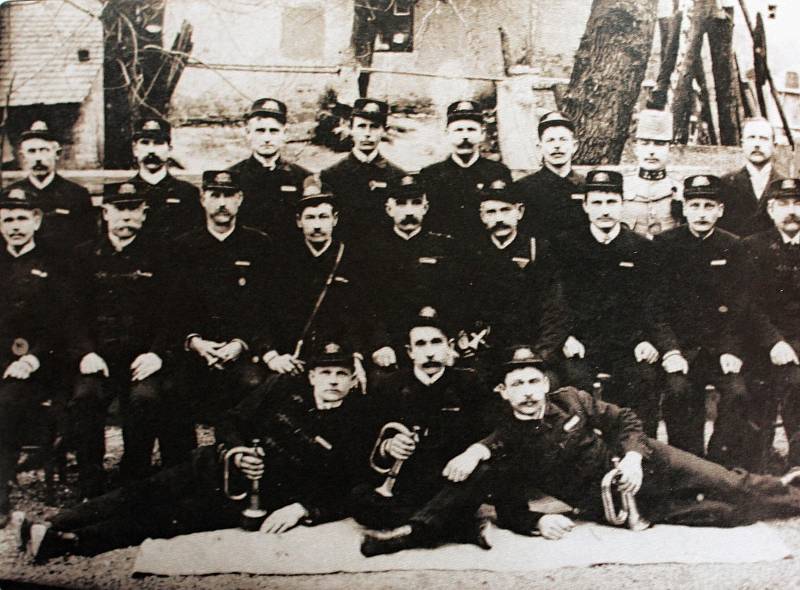Na počátku dvacátého století přestoupili cerheničtí hasiči z kolínské jednoty do kouřimské. Na snímku jsou k vidění hasiči z roku 1910.