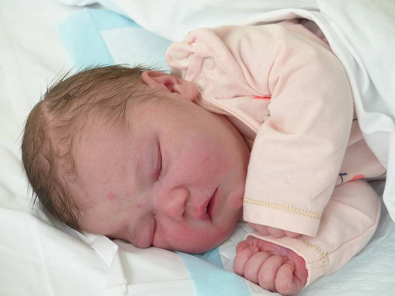 Běla Kšírlová se narodila 21. dubna 2021 v kolínské porodnici, vážila 4055 g a měřila 50 cm. Do Poďous si ji odvezli sourozenci Anděla (4), Mikuláš (20 měsíců) a rodiče Barbora a Michal.