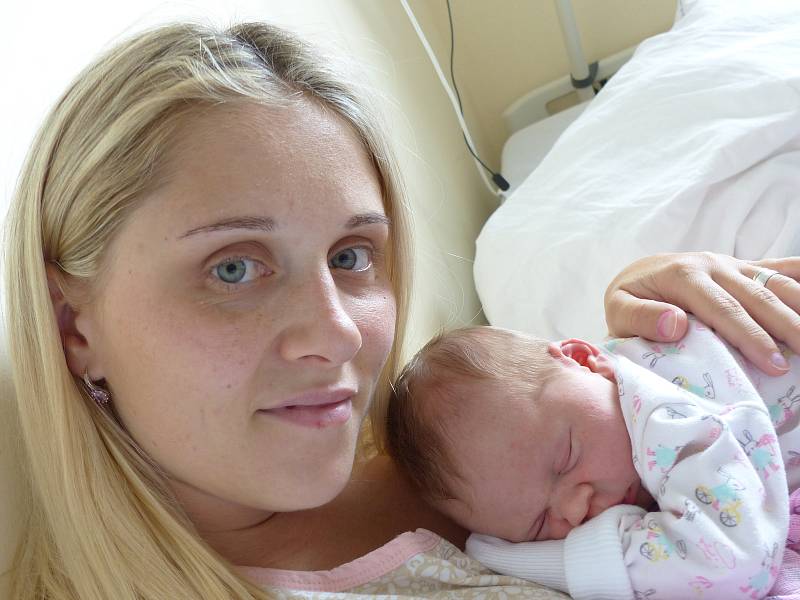 Rebeka Hyková se narodila 21. srpna 2021 v kolínské porodnici, vážila 3400 g a měřila 51 cm. V Kutné Hoře ji přivítala sestřička Adriana (4) a rodiče Martina a Jan.
