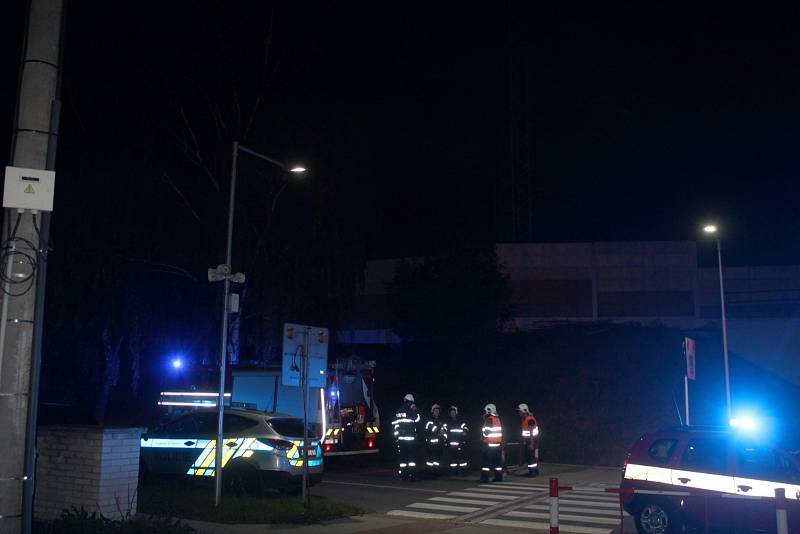 Situace u poříčanského nádraží poblíž viaduktu, kde vykolejil nákladní vlak se dvěma cisternovými vagóny