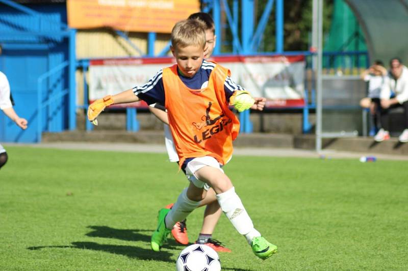 Přátelské utkání mladých fotbalistů a hokejistů Kolína.