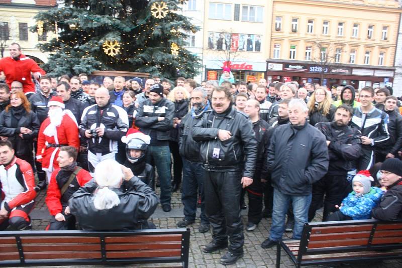 Vánoční vyjížďka kolínských motorkářů, kterou organizuje Kolínská verbež.