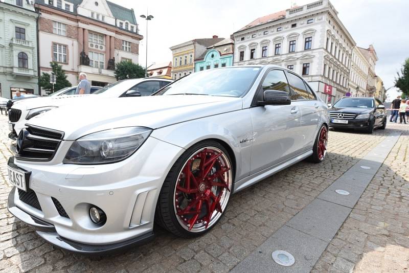 Majitelé vozů značky Mercedes-Benz se sešli po třiatřicáté a auty zaplnili kolínské Karlovo náměstí.