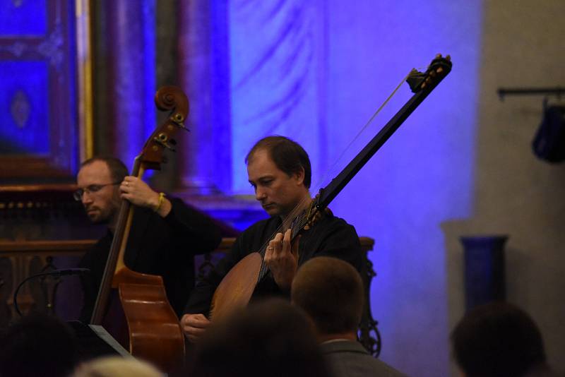 Festival Rosa Bohemica v kolínské synagoze: z vystoupení souboru Plaisirs de Musique se zpěvačkou Eliškou Tesařovou.