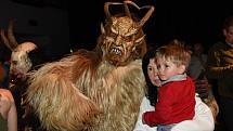 Krampusové přijeli do kulturního domu