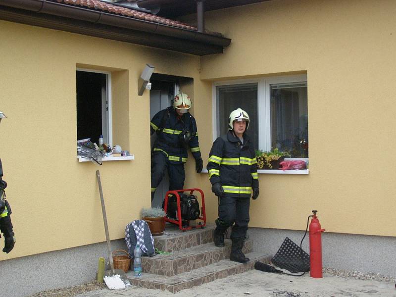 V Kostelci hořel rodinný dům