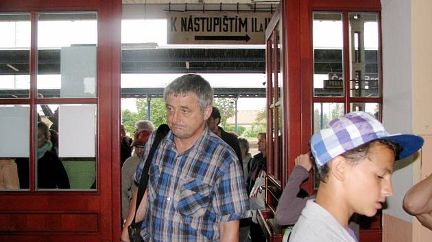 Prodlouženou linku by z nádraží v Českém Brodě využila řada cestujících.
