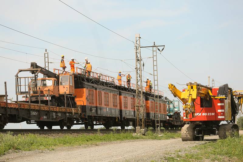 Pracovní vlak při modernizaci železničního koridoru u Cerhenic.