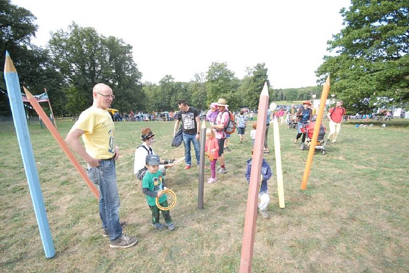 Festival Kefír se přesunul k zámku Kačina