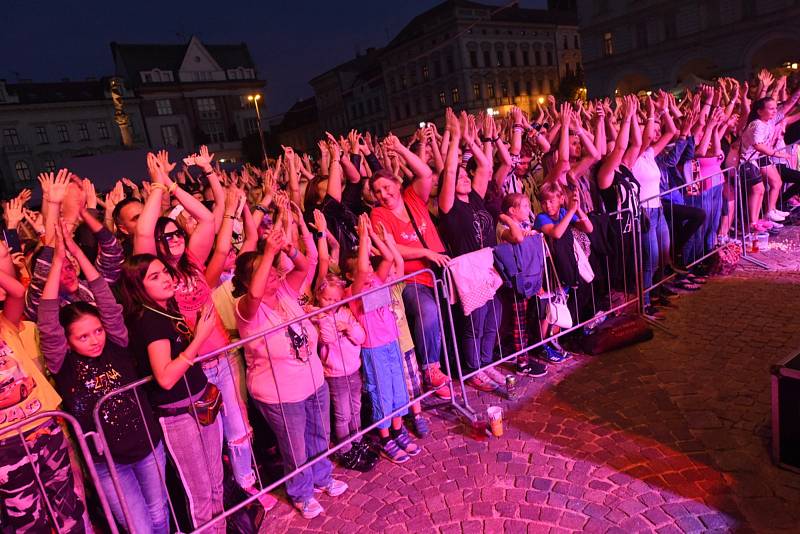 Kolínské kulturní léto: z koncertu zpěváka Marka Ztraceného na Karlově náměstí.