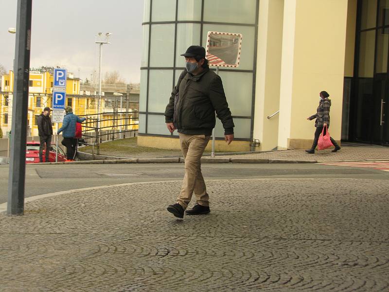 Aprílové počasí v ulicích Kolína. Chce to sluneční brýle, ale zároveň i šálu a rukavice.