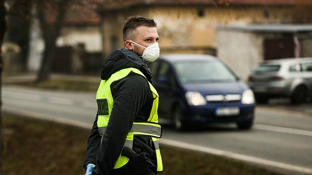 Kontrolní stanoviště policie v obci Vrbová Lhota na pomezí okresů Nymburk a Kolín.