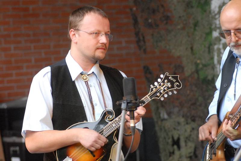 iž po desáté uspořádalo kolínské Sdružení Ostrof na místním Kolínském ostrově festival folku, bluegrassu a country .