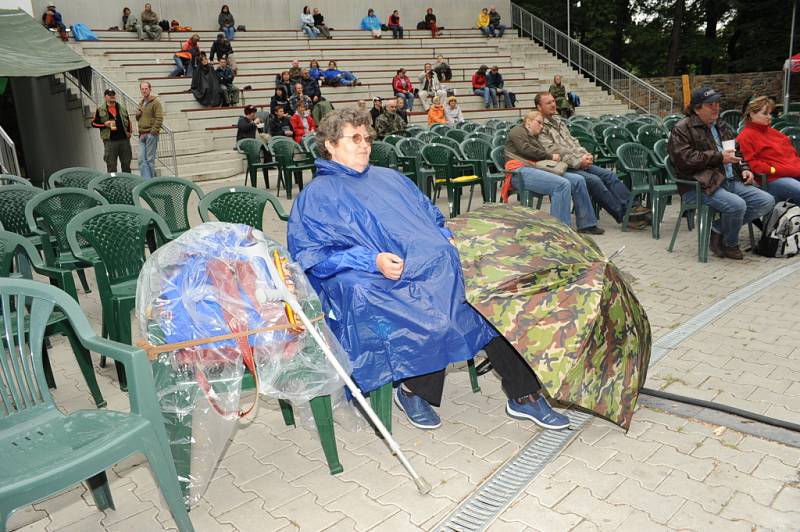 iž po desáté uspořádalo kolínské Sdružení Ostrof na místním Kolínském ostrově festival folku, bluegrassu a country .