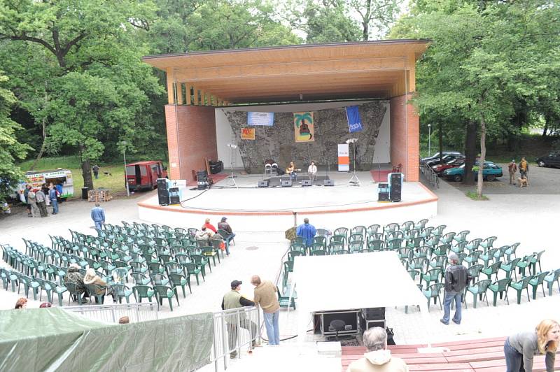 iž po desáté uspořádalo kolínské Sdružení Ostrof na místním Kolínském ostrově festival folku, bluegrassu a country .