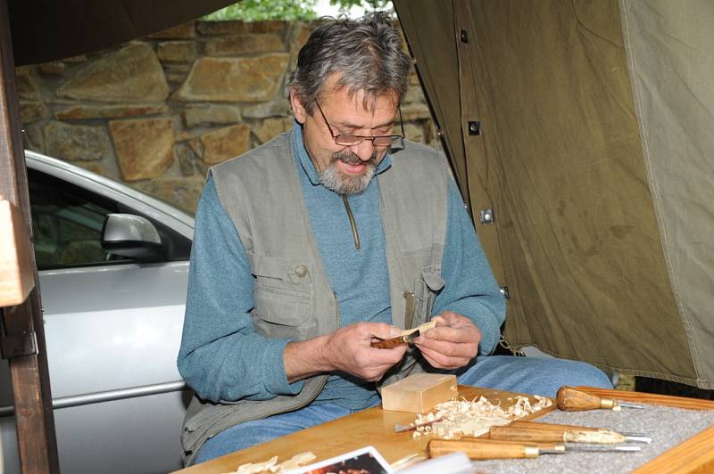 iž po desáté uspořádalo kolínské Sdružení Ostrof na místním Kolínském ostrově festival folku, bluegrassu a country .