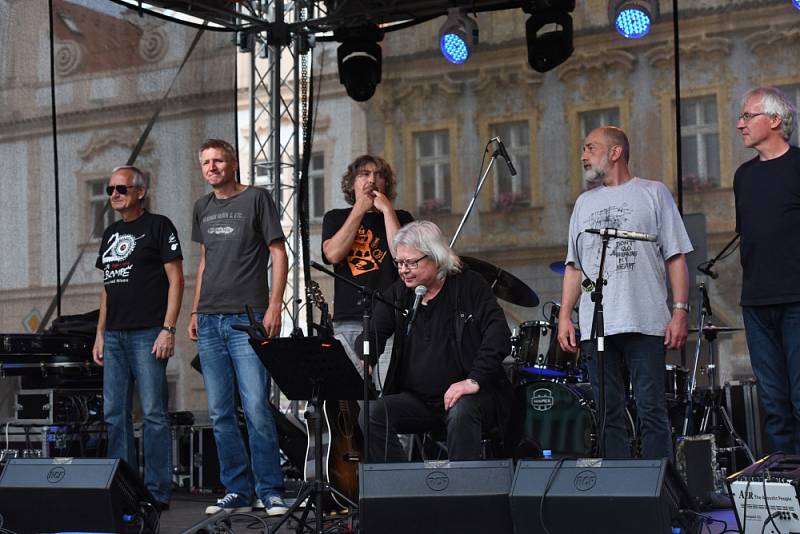 Vladimír Mišík bavil na náměstí stovky lidí všech generací.