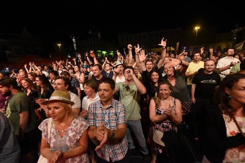 Spojené orchestry, Tomáš Klus, Hana Holišová a dechovkový metal nadchly první festivalový den davy fanoušků.