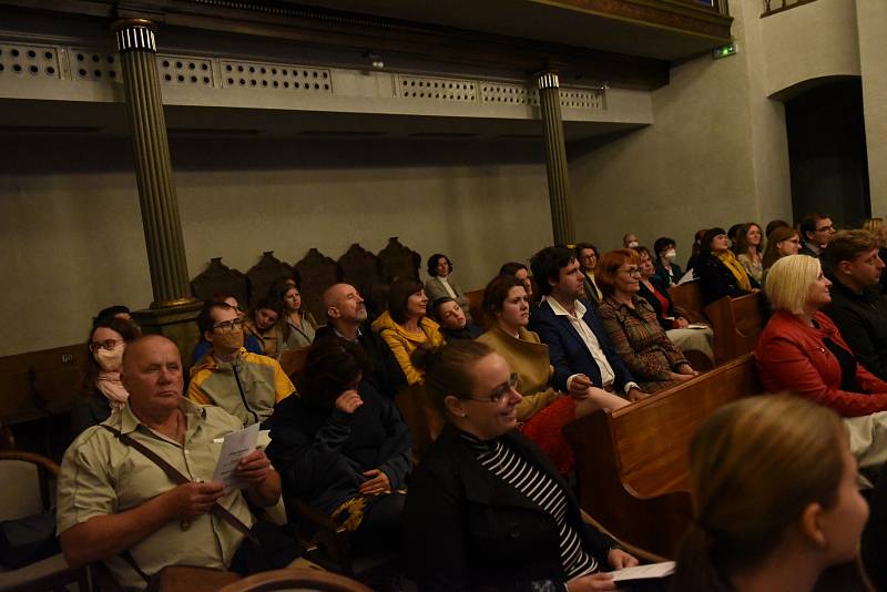 Festival Rosa Bohemica v kolínské synagoze: z vystoupení souboru Plaisirs de Musique se zpěvačkou Eliškou Tesařovou.