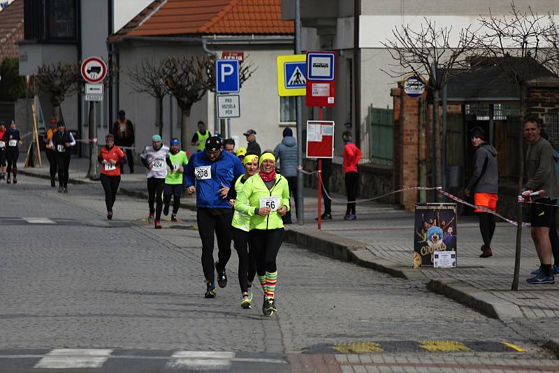 Tradičního běhu v Pečkách se účastní běžci různých věkových kategorií.