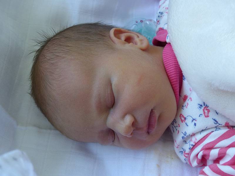 Agáta Kadlecová se narodila 15. května 2020 v kolínské porodnici, vážila 3055 g a měřila 49 cm. Do Pískové Lhoty odjela s maminkou Terezou a tatínkem Tondou.