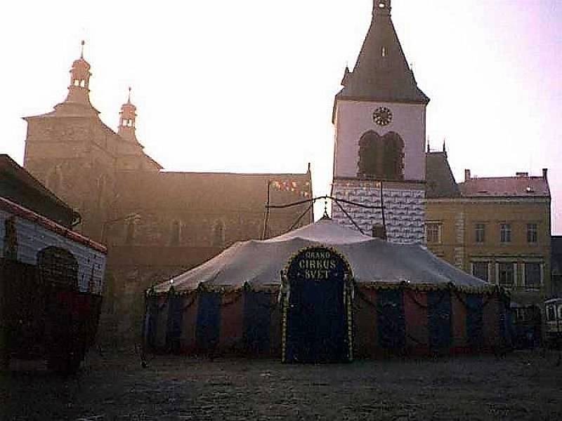 Kulisy postavené pro návštěvu cirkusu ve městě