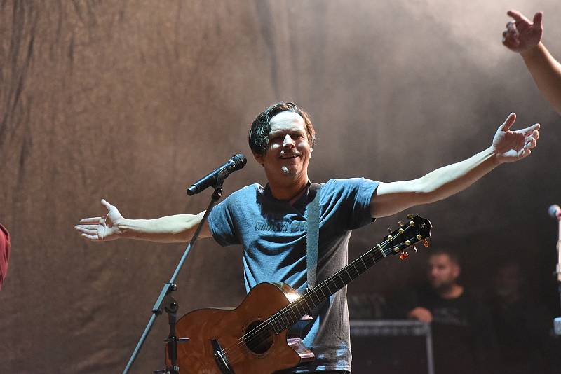 V Kolíně na sledování fotbalového utkání Česko - Dánsko navázal koncert kapely Chinaski.