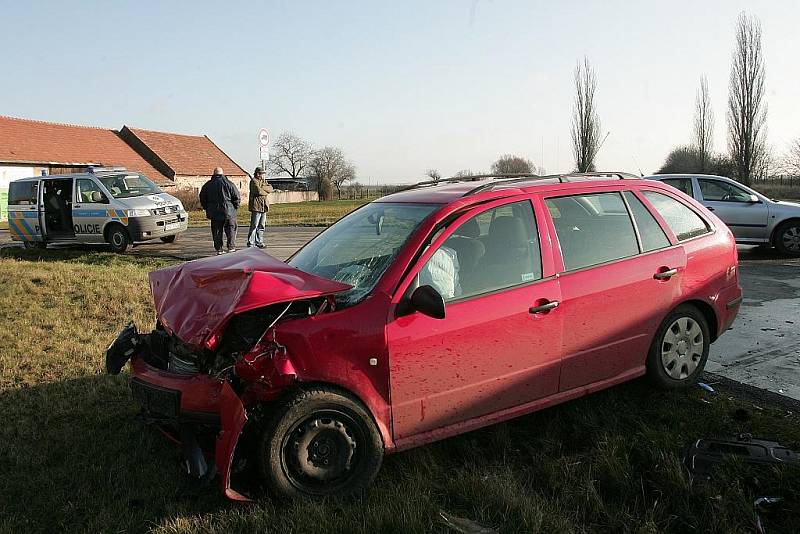 Čelní střet dvou automobilů na silnici I/12 u Nové Vsi II