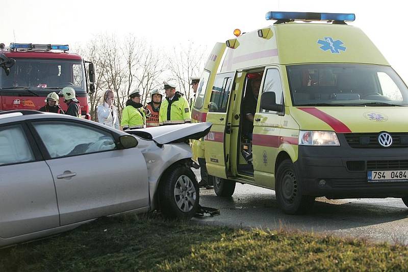 Čelní střet dvou automobilů na silnici I/12 u Nové Vsi II