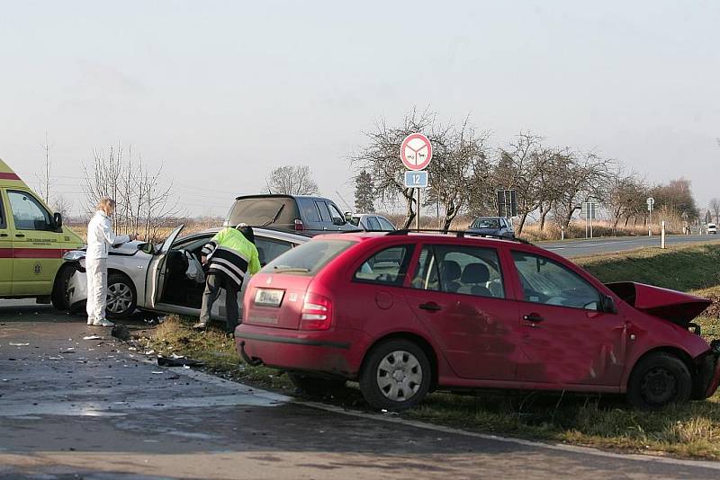 Čelní střet dvou automobilů na silnici I/12 u Nové Vsi II