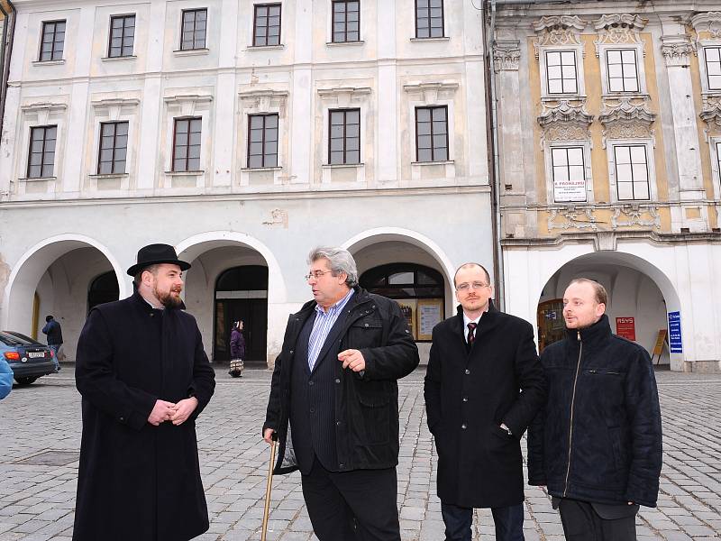 Ředitel muzea Vladimír Rišlink provedl zástupce kraje po Veikertovském domě na Karlově náměstí v Kolíně.