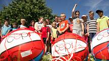 Děti dostaly basketbalové míče v rámci projektu ČEPS 2000. Více fotografií najdete na www.kolinsky.denik.cz.