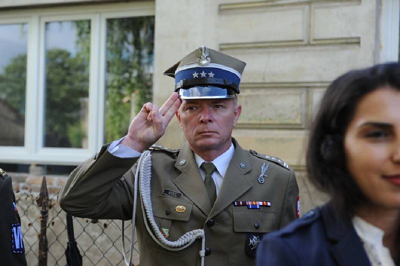 Již po dvanácté se v pondělí před budovou kolínské Obchodní akademie uskutečnil pietní akt k uctění dnes již sto jedenáctého výročí narození štábního kapitána a brigádního generála in memoriam Václava Morávka