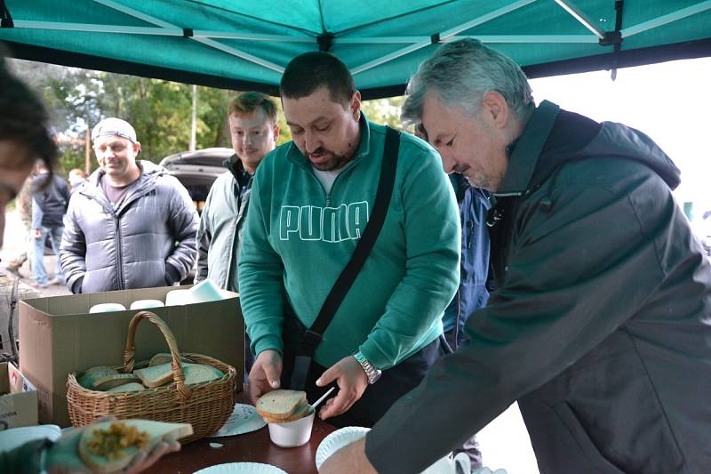 Radimští chytali ryby a pochutnávali si na dobrotách z bůčku